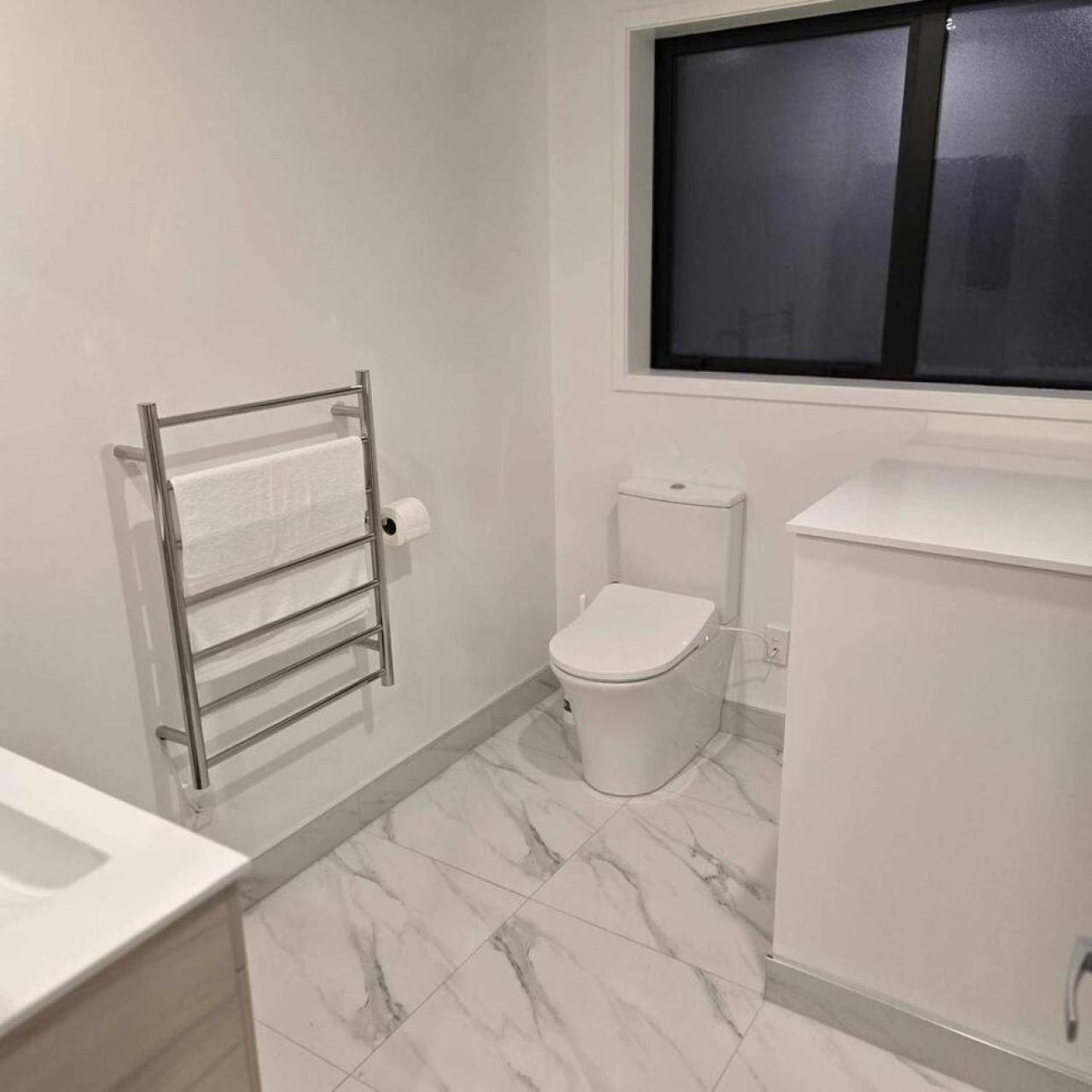 Cbd 1 - 2 Bed 2 Bath Apartment *