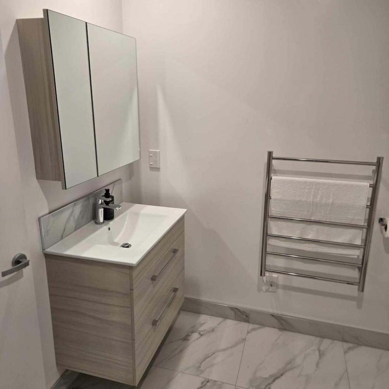 Cbd 1 - 2 Bed 2 Bath Apartment *