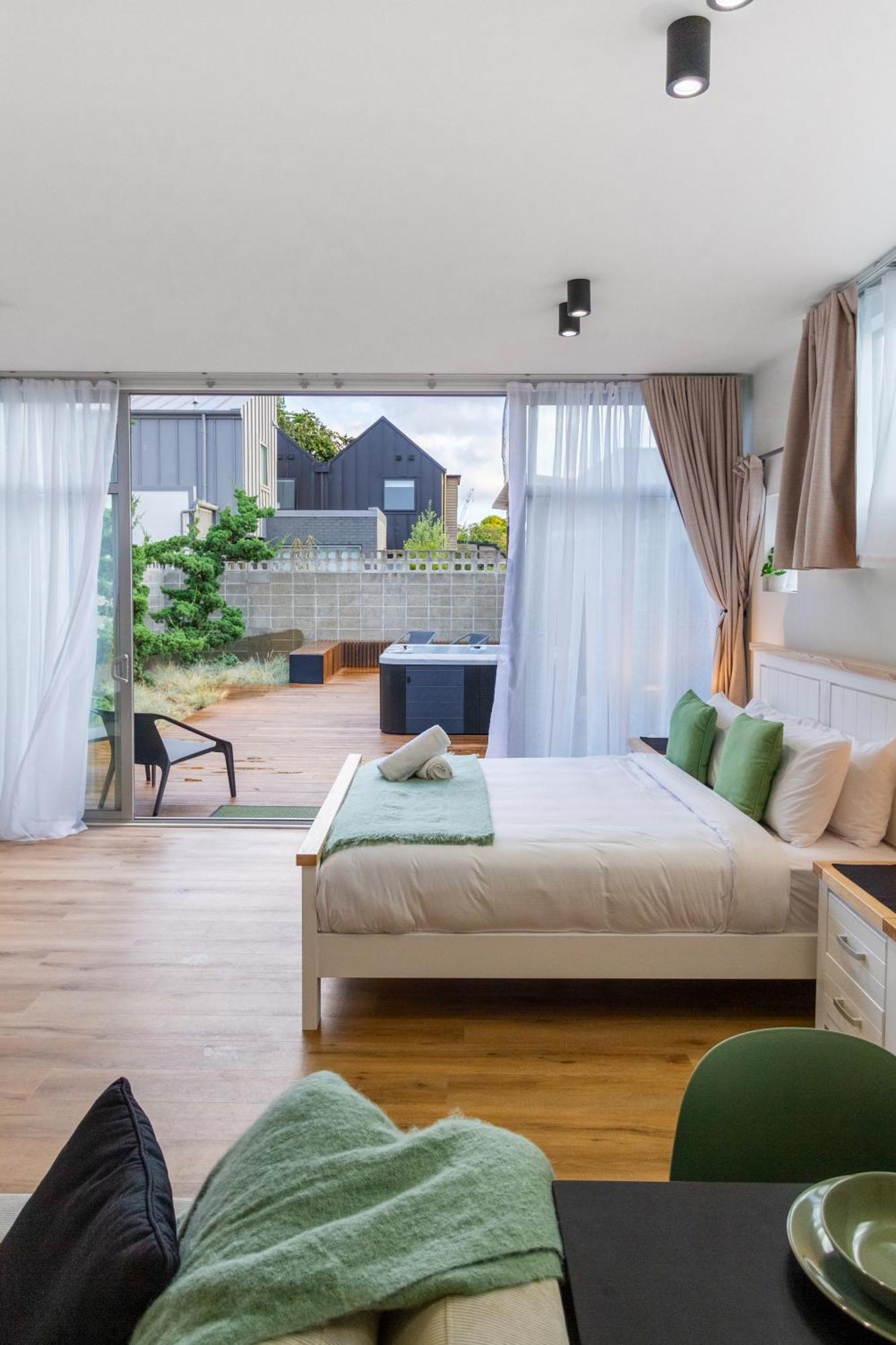 Luxury King With And Private Carpark * Christchurch