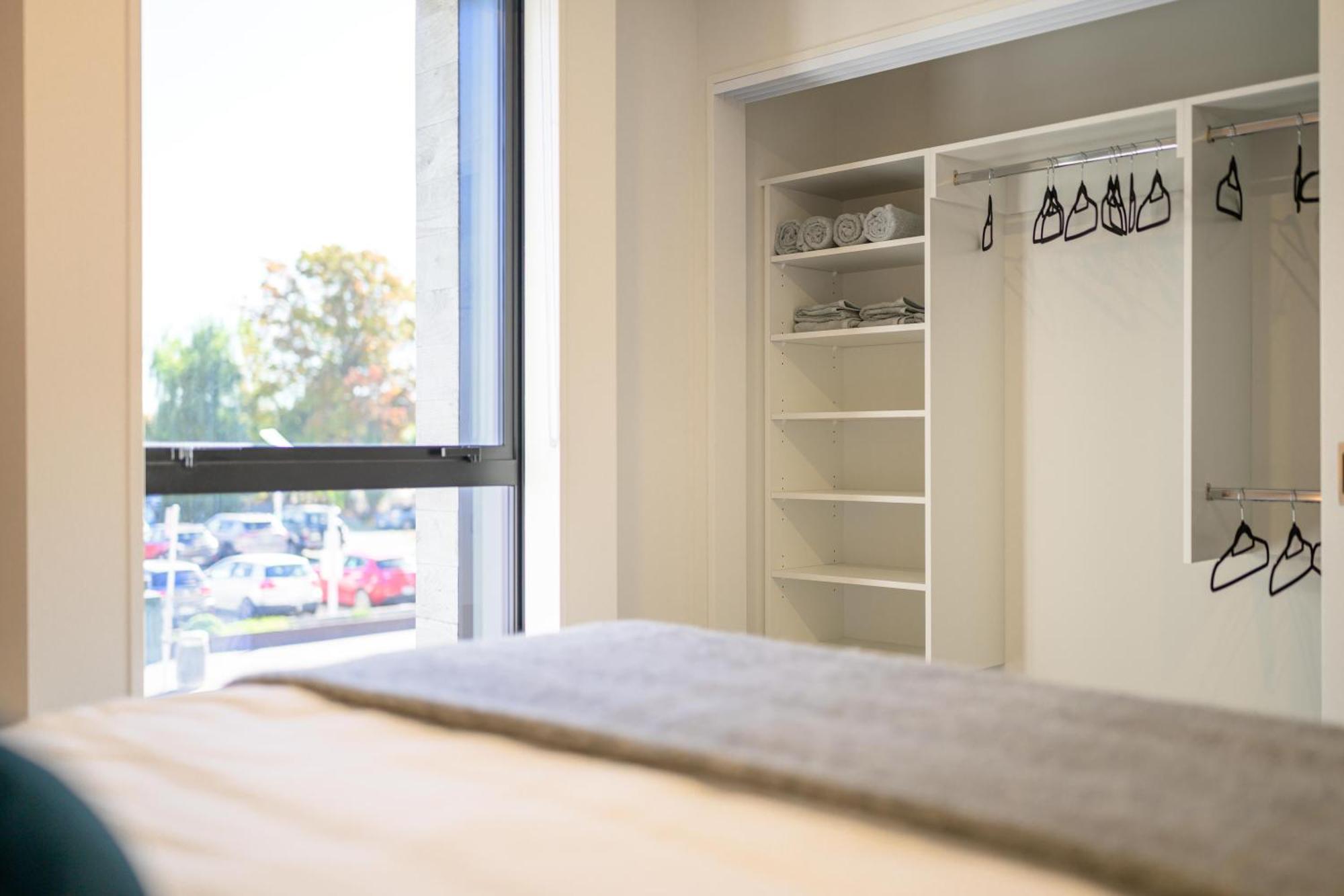 Luxury Cbd Free Parking Apartment