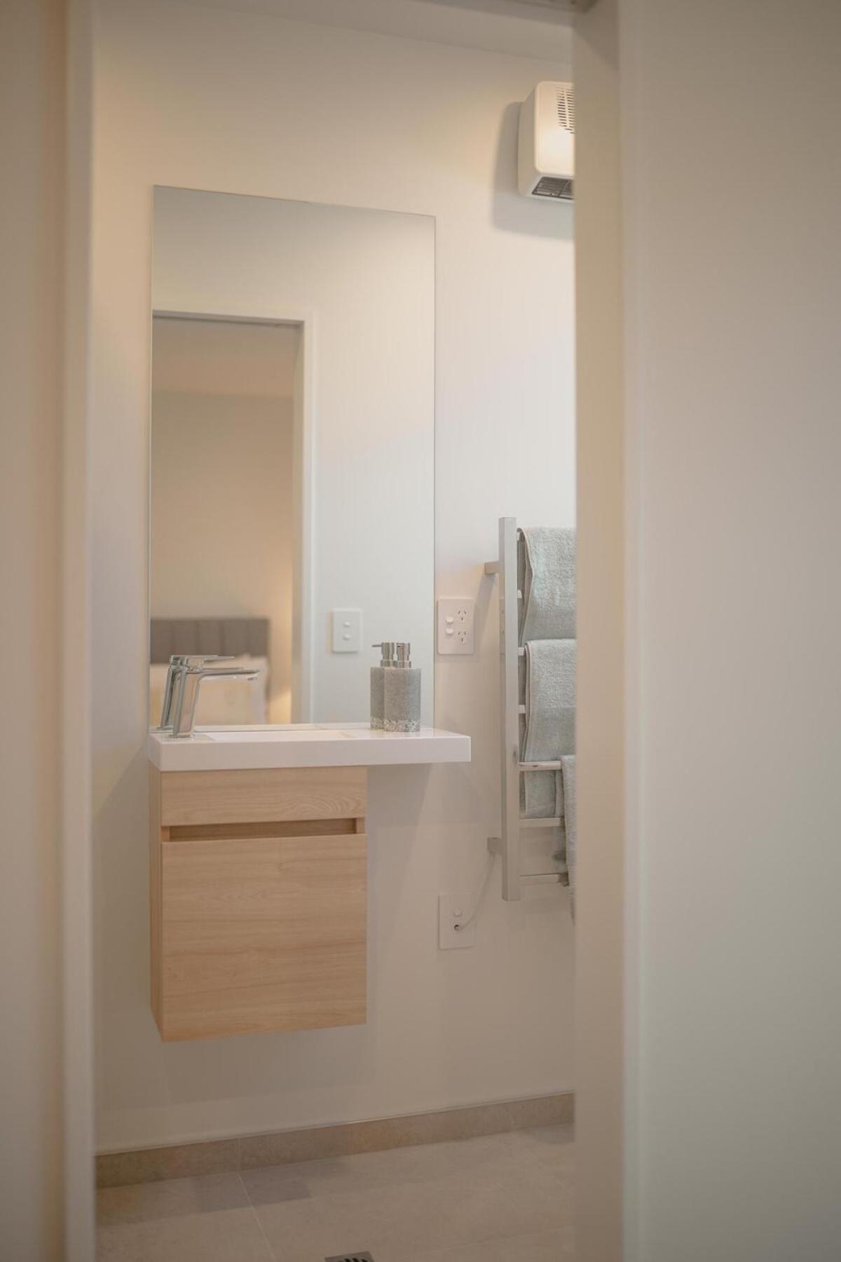 Luxury Cbd Free Parking Apartment *
