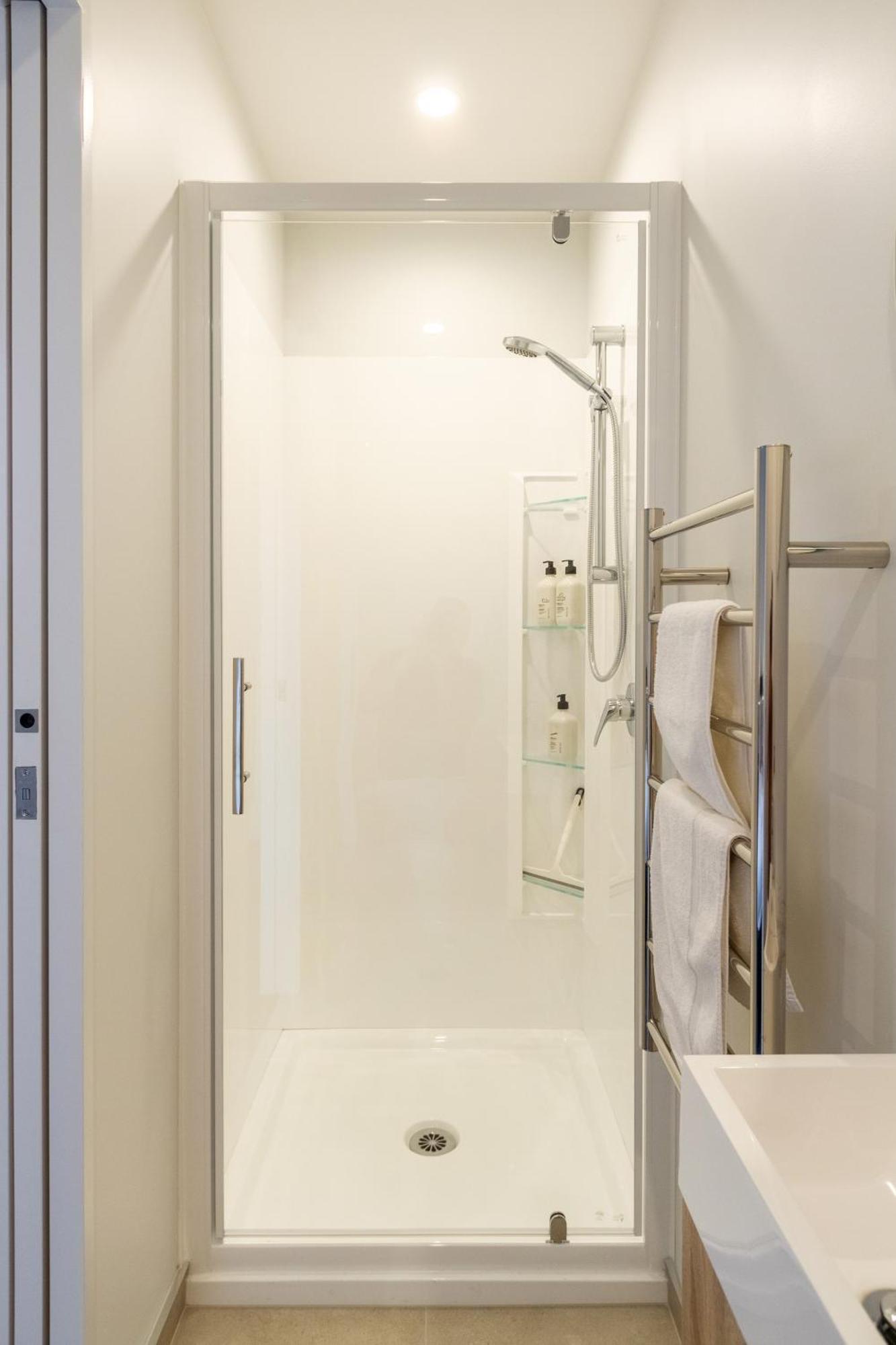 Bright & Spacious 2br Near Ara Institute And Cbd Apartment