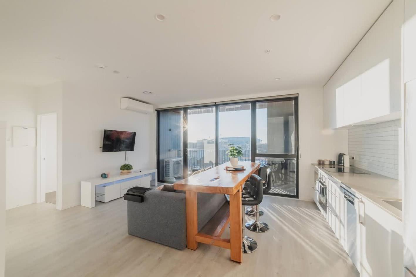 Tuam St - 1br With Balcony Bath Apartment Christchurch