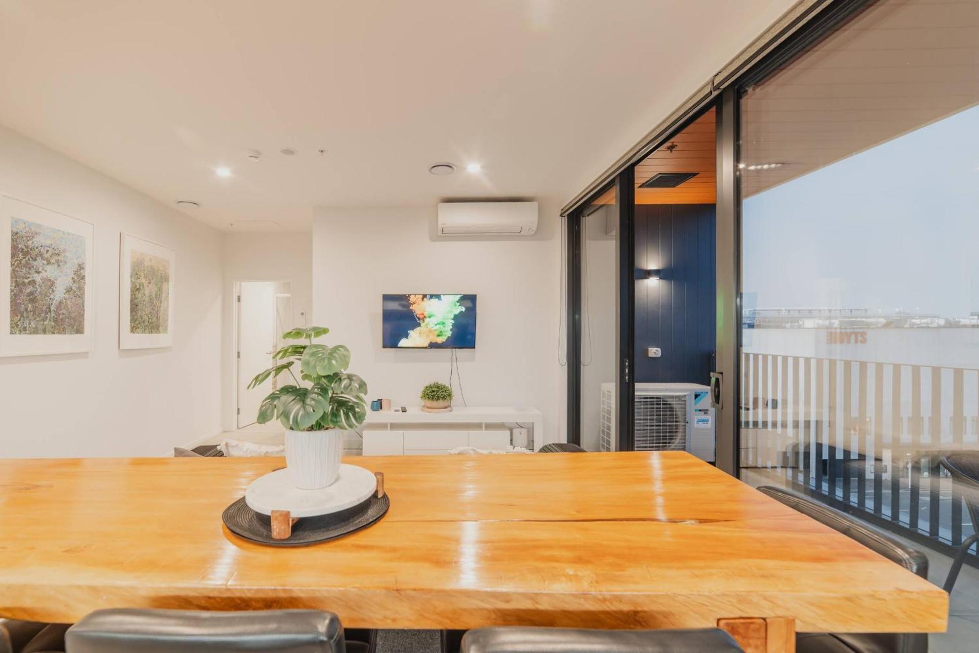 Tuam St - 1br With Balcony Bath Apartment *