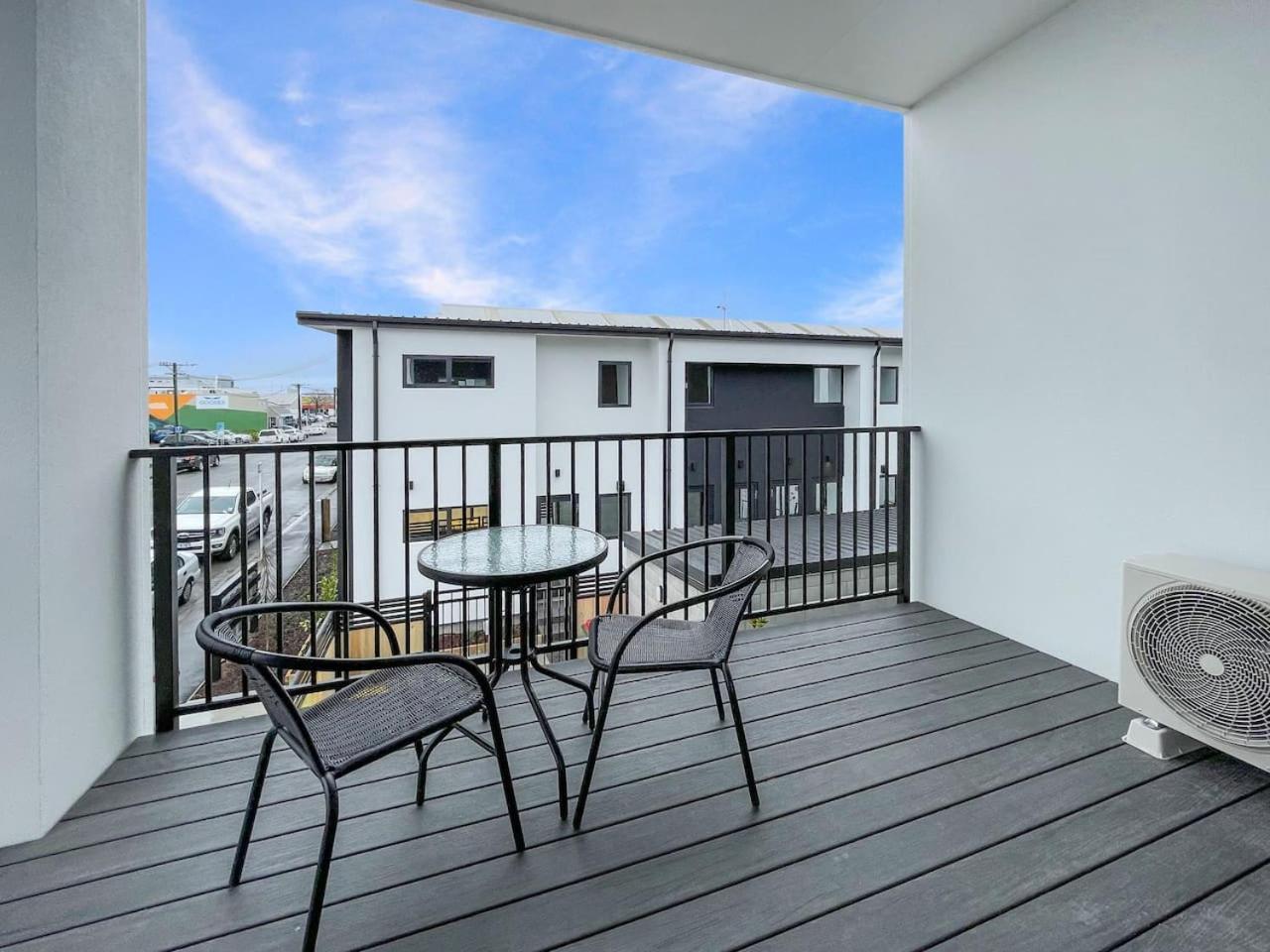 Bright Corner Unit 1br Cbd Apartment