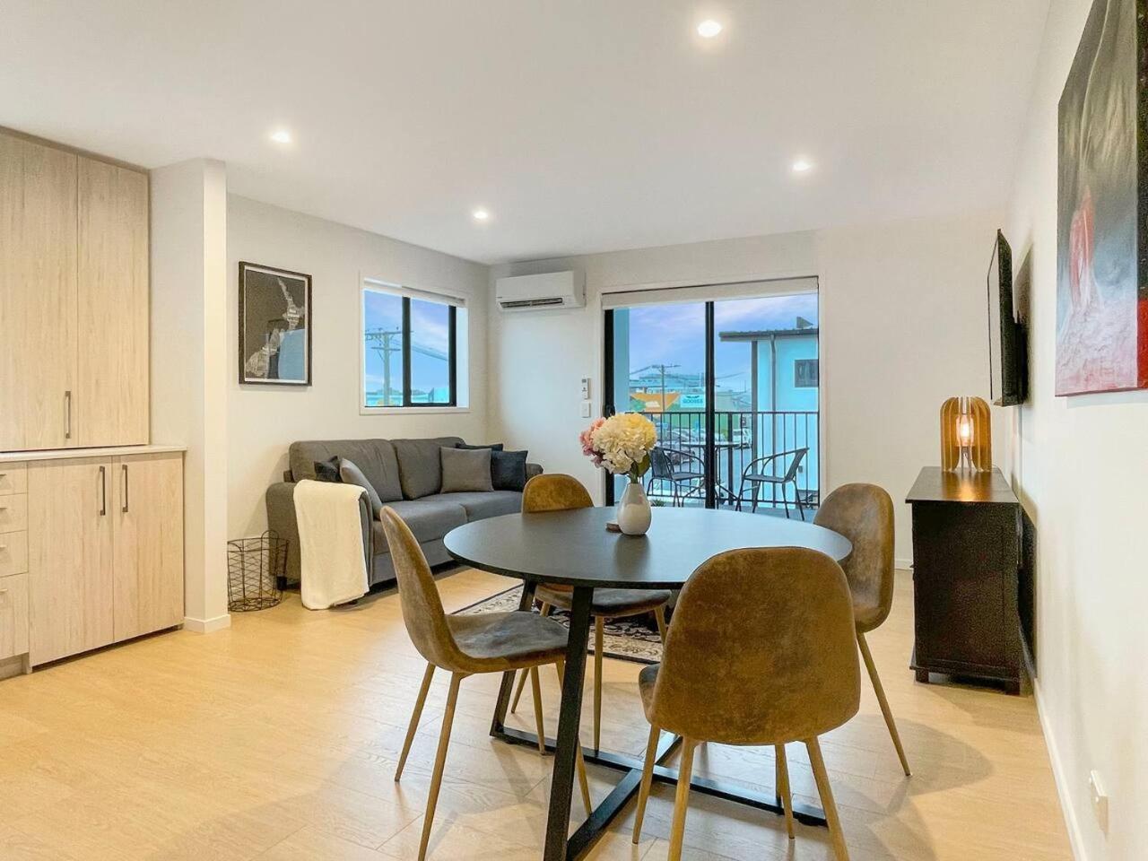 Bright Corner Unit 1br Cbd Apartment