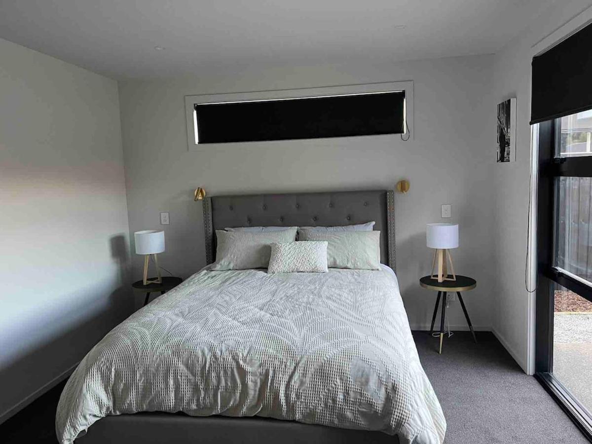 Tranquil New With Stunning Hill Views Holiday home Christchurch