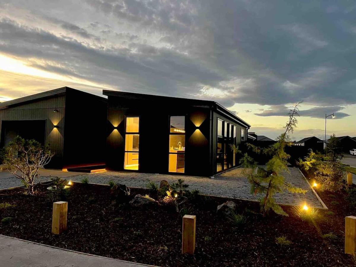 Tranquil New With Stunning Hill Views Christchurch