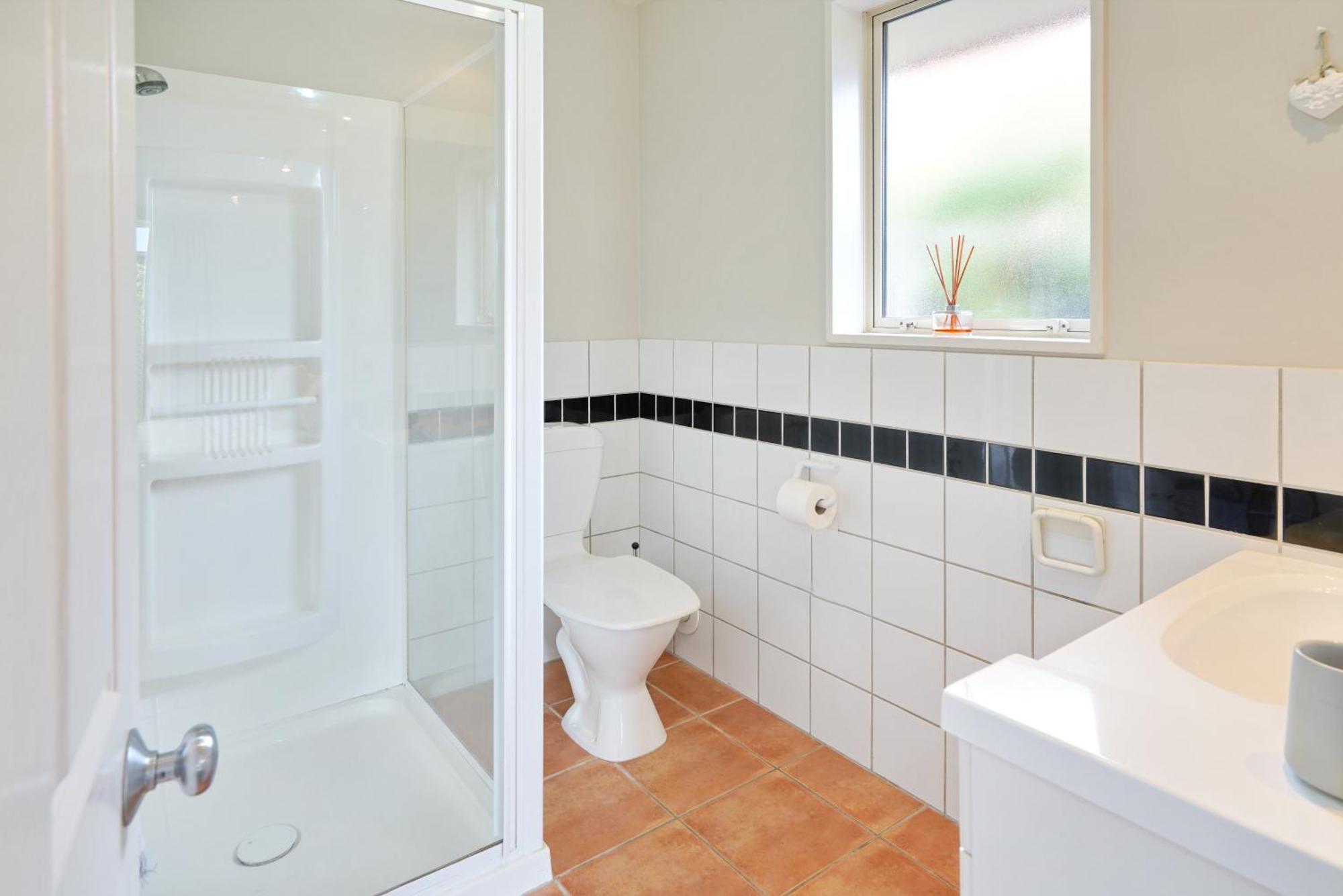Villa Sunny Garden Retreat - 3-br Near Mall, & Airport *