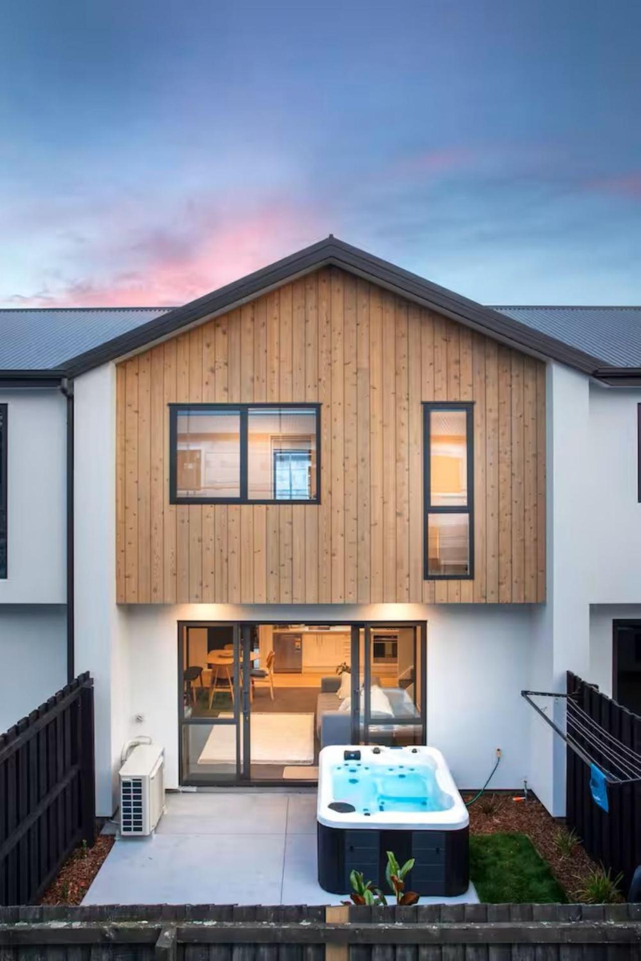 Stylish Townhouse With Hot Tub Apartment *