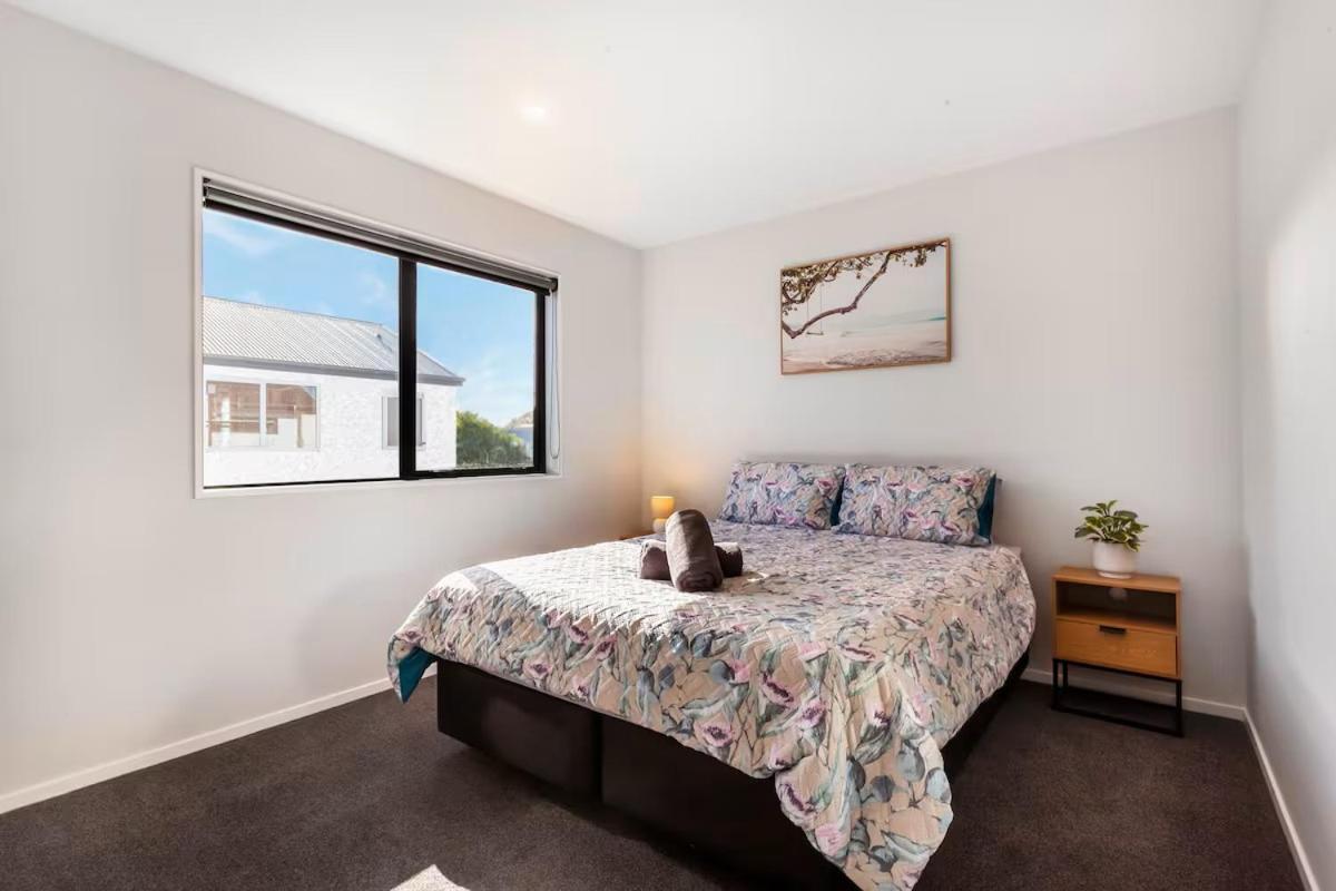 Stylish Townhouse With Hot Tub Christchurch