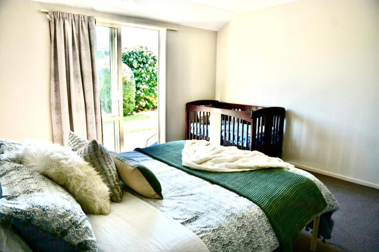 Sunny Garden Retreat - 3-br Near Mall, & Airport
