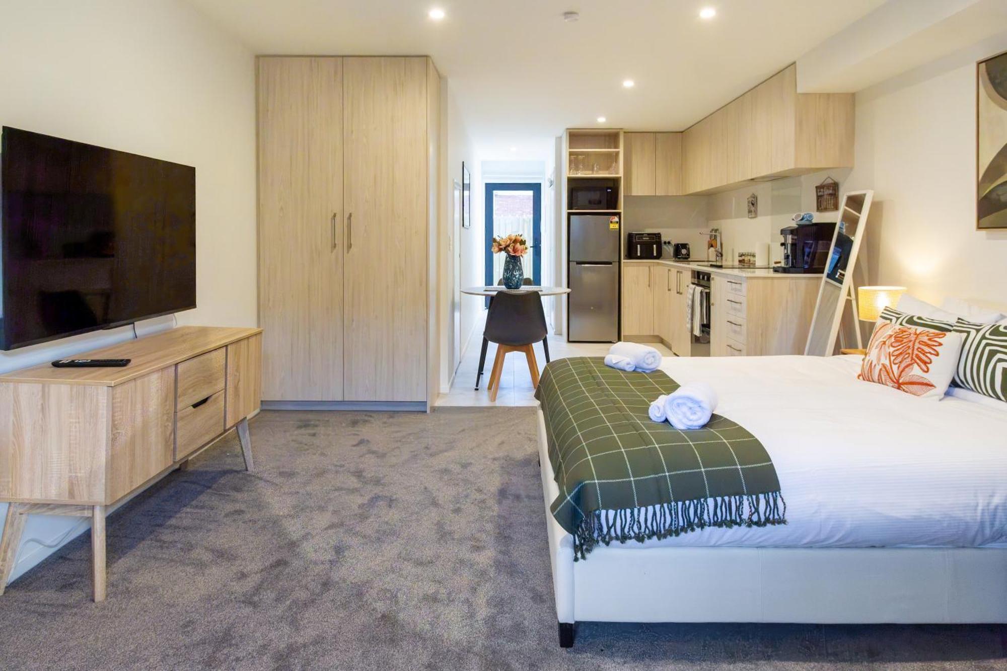 Bright & New Unit Walk To Town Apartment *