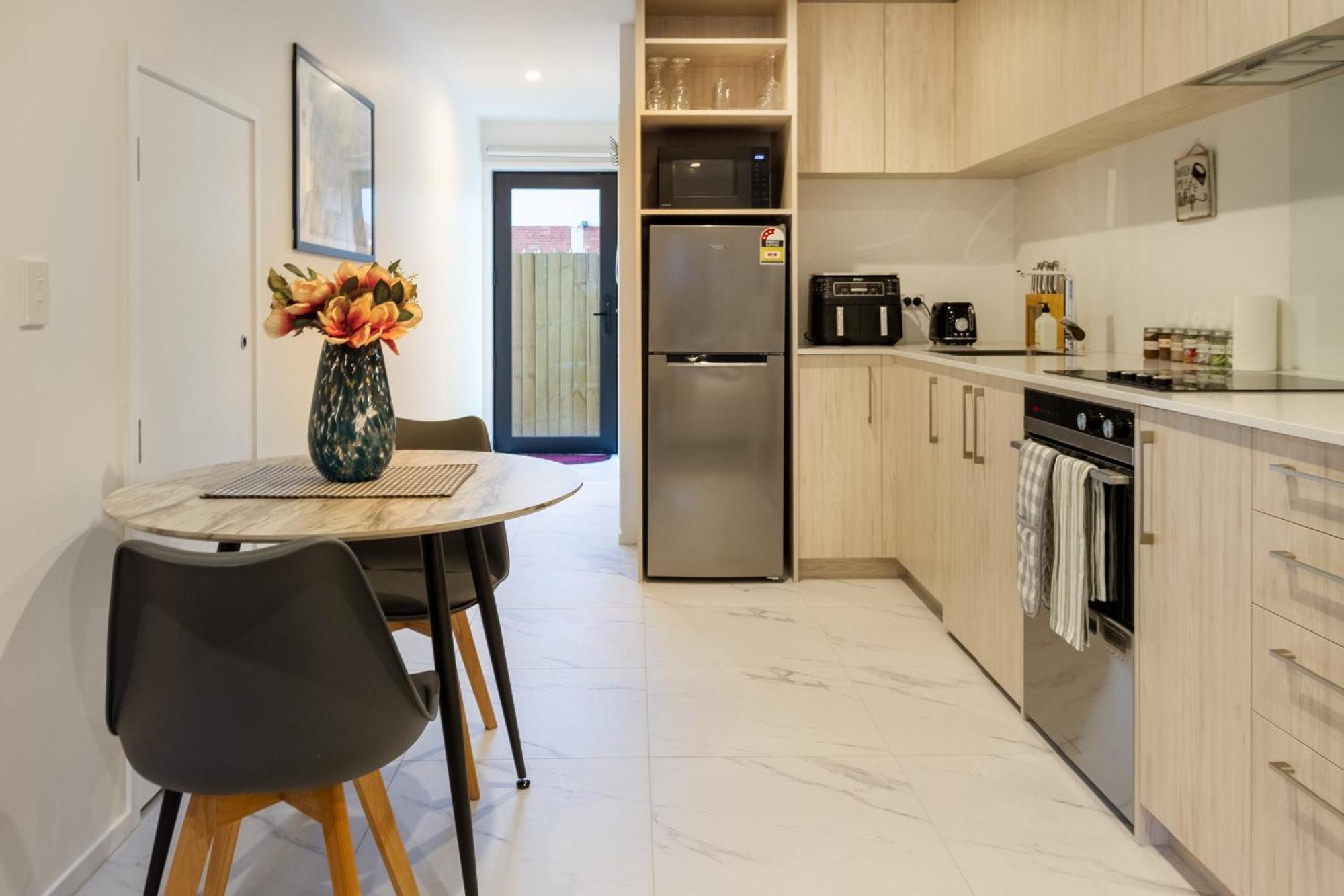 Bright & New Unit Walk To Town Apartment *