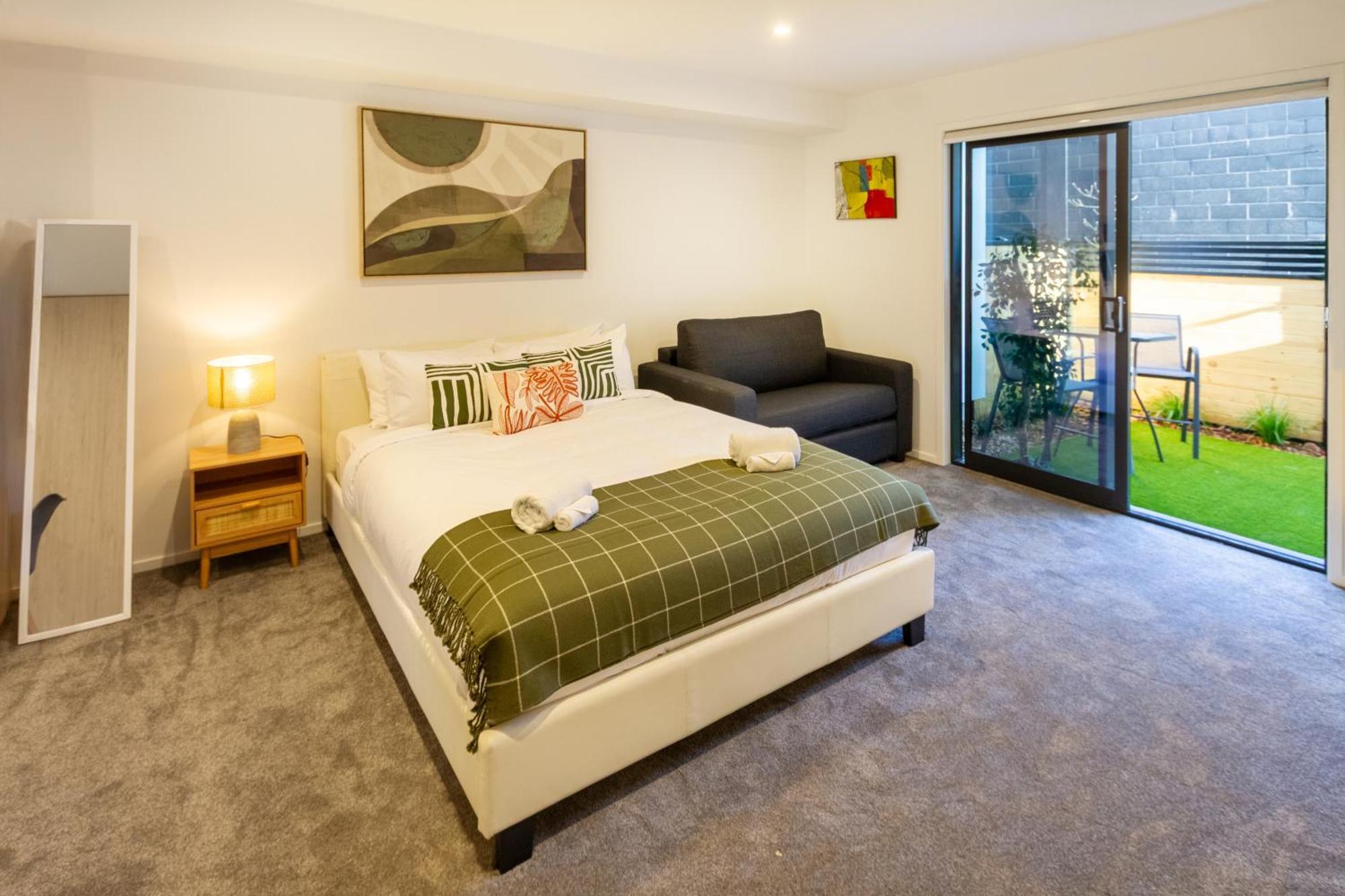 Bright & New Unit Walk To Town Apartment *