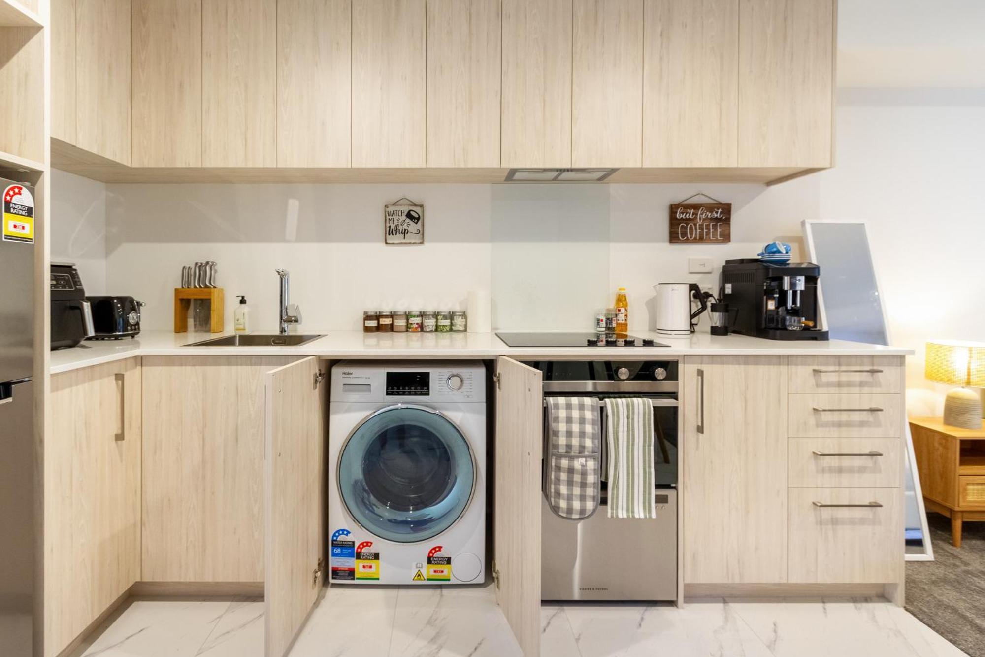 Bright & New Unit Walk To Town Apartment