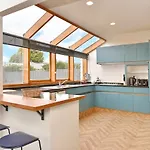 Whitmore- Classic Villa - Christchurch Holiday Homes
