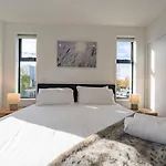 King Bed On Hagley Park Corner In The Cbd