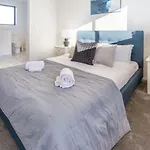 Stroll Through The Park 2 Bed 2 Bath W/Carpark