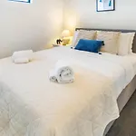 Cozy 3 Bedroom Near Hagley Park W/Garage
