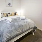 Cozy 3 Bedroom Near Hagley Park W/Garage