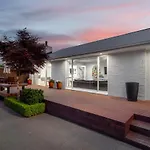 Family-Friendly, Home & Garden, 4Br, By Airport, Free Parking