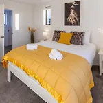 Trendy 3 Bedroom 2 Bath Residence, Central City