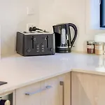 Trendy 3 Bedroom 2 Bath Residence, Central City