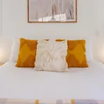 Trendy 3 Bedroom 2 Bath Residence, Central City