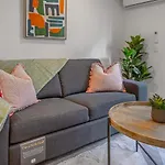 Vibrant City Abode - 2 Bed 2 Bath