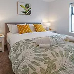 Vibrant City Abode - 2 Bed 2 Bath