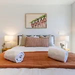 Central Sunny Perch 2 Bed 1 Bath