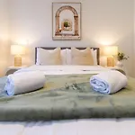 Central Sunny Perch 2 Bed 1 Bath