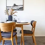 Serenity In The Centre: 2 Bed 2 Bath
