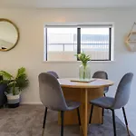 Luxury 2 Bedroom Townhouse By Hagley Park In Cbd