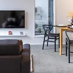 Single Level Studio, Cbd Escape: King Bed