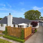 Family-Friendly, Home & Garden, 4Br, By Airport, Free Parking
