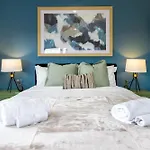 Chic 3-Br Cbd Gem In Christchurch: Prime Location
