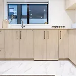 Urban Retreat: 2-Br Gem In Central Christchurch