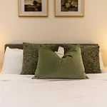Urban Retreat: 2-Br Gem In Central Christchurch