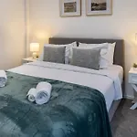 Urban Retreat: 2-Br Gem In Central Christchurch