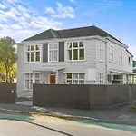 The Ultimate Villa In Central City Christchurch - Sleeps Up To 33-Guests