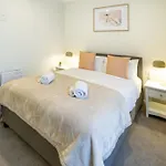 Cozy And Chic In Central Christchurch