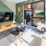 Latimer Square Luxe: 1Br W/ Sofa Bed
