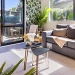 Latimer Square Luxe: 1Br W/ Sofa Bed