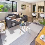 Latimer Square Luxe: 1Br W/ Sofa Bed