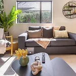 Latimer Square Luxe: 1Br W/ Sofa Bed
