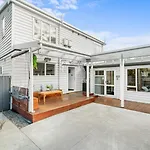 9-Bedroom Christchurch City Villa - Sleeps 19