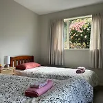 Sunny Garden Retreat - 3-Br Home Near Mall, City & Airport