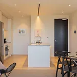 Luxury 2 Bedroom Cbd Apartment With Free Parking